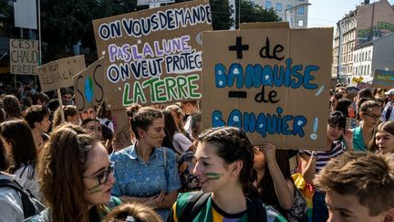 LYON.&nbsp;"On ne vous demande pas la lune, on veut protéger la terre",&nbsp;"Plus de banquises, moins de banquiers", ou encore&nbsp;"c'est chaud frère !" :&nbsp;autant de solgans lus à Lyon, le 20 septembre, lors de la marche pour le climat (NICOLAS LIPONNE / NURPHOTO / AFP)