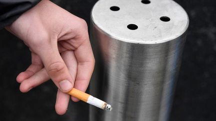 Le gouvernement souhaite interdire de fumer dans la cour ou autre patio des écoles qui forment les agents du service public. (Photo d'illustration, le 29 juin 2018) (FRED TANNEAU / AFP)