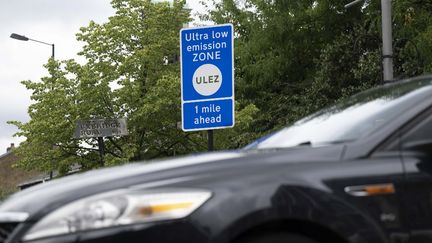 Une zone à faibles émissions à Londres (Royaume-Uni), le 4 août 2023. (RASID NECATI ASLIM / ANADOLU AGENCY / AFP)