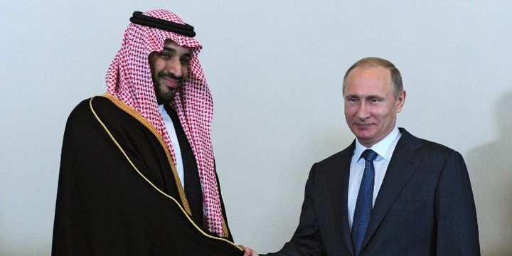 Vladimir Poutine et le prince Mohammad bin Salman Al Saud, ministre saoudien de la Défense à Saint-Pétersbourg, le 18 juin 2015. (Michael Klimentyev / RIA Novosti/AFP)