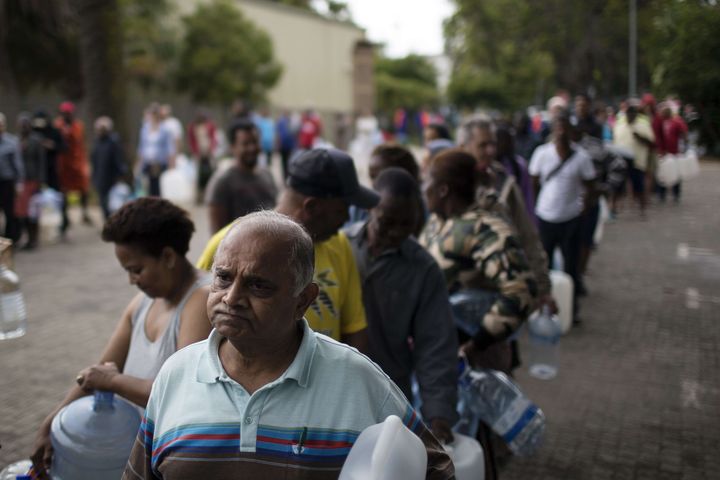 Des Captoniens font la queue avec des bidons vides, afin de les remplir à la source de Newlands, au Cap, le 2 février 2018.&nbsp; (BRAM JANSSEN / AP / SIPA)