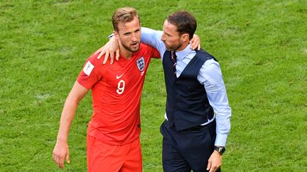 L'attaquant anglais Harry Kane accompagné du sélectionneur Gareth Southgate, le 7 juillet 2018, à Samara (Russie). (ALEXANDER NEMENOV / AFP)