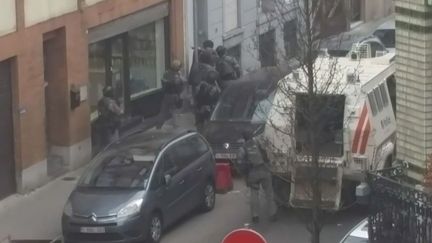 i-Télé s'est procuré de nouvelles&nbsp;images de l'arrestation de Salah Abdeslam à Molenbeek (Belgique), le 18 mars 2016. (ITELE / DAILYMOTION)