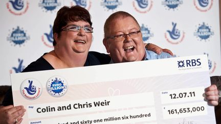 Chris et Colin Weir, deux Ecossais, ont empoch&eacute; le 15 juillet 2011 la plus grosse cagnotte tomb&eacute;e &agrave; ce jour &agrave; l'Euro Millions : 185 millions d'euros. (WATTIE CHEUNG / AFP)