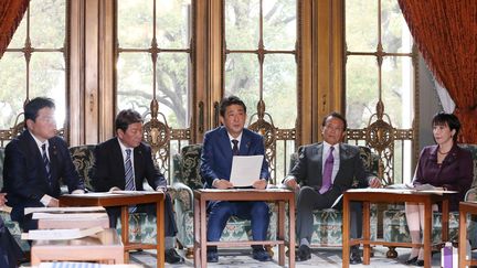 Le Premier ministre japonais, Shinzo Abe, le 23 mars 2020 à Tokyo (Japon). (MASANORI GENKO / YOMIURI / AFP)