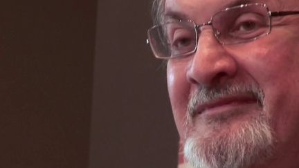 Agression de Salman Rushdie : l'écrivain, devenu un symbole de la liberté d'expression, toujours dans un état grave (France 2)