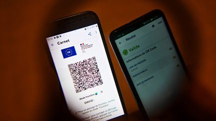 Le QR code d'un pass sanitaire sur l'application TousAntiCovid, le 15 janvier 2022. (ADRIEN FILLON / HANS LUCAS / AFP)