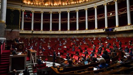 Des députés siègent dans l'hémicycle de l'Assemblée nationale, à Paris, le 26 mai 2020. (CHRISTOPHE ARCHAMBAULT / AFP)