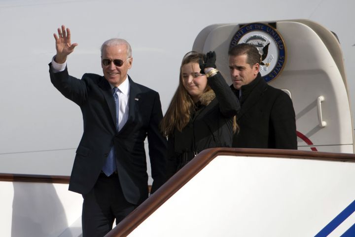 Joe Biden accompagné de sa petite-tille Finnegan et de son fils Hunter Biden, le 4 décembre 2013 lors d'une visite officielle à Pékin. (NG HAN GUAN / REUTERS)