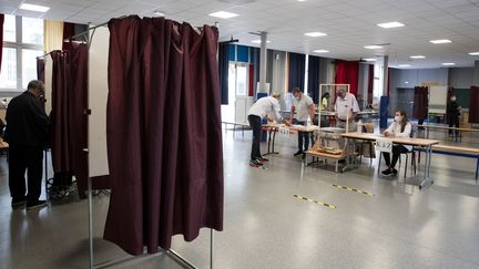 Un bureau de vote à l'Hôtel de Ville&nbsp;de Paris, lors du second tour des élections municipales, le 28 juin 2020.&nbsp; (JOEL SAGET / AFP)