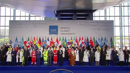 Les dirigeants des 20 pays les plus puissants du monde ont été reçus, samedi 30 octobre, au palais du Quirinal par le président italien Sergio Mattarella. Un G20 qui a débuté par la traditionnelle photo de famille.&nbsp; (CAPTURE ECRAN / FRANCEINFO)