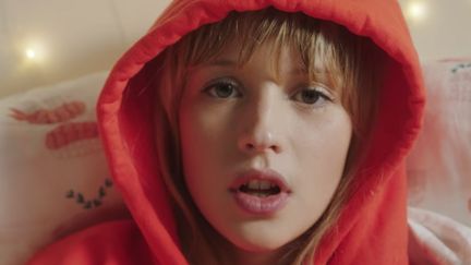 La jeune chanteuse belge Angèle.
 (capture écran du clip &quot;La loi de Murphy&quot; signé Charlotte Abramow)