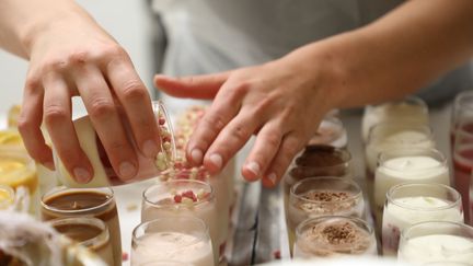 Anaëlle Morice prépare des verrines dans les cuisines de la pâtisserie Gaël, à Muzillac (Morbihan), le 2 mai 2019.&nbsp; (VALENTINE PASQUESOONE / FRANCEINFO)