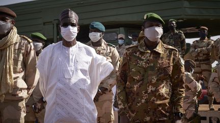 Le Premier ministre malien, Moctar Ouane (à gauche), aux côtés du vice-président Assimi Goita (à droite), homme fort de l'armée, le 17 novembre 2020 à Bamako (Mali). (MICHELE CATTANI / AFP)