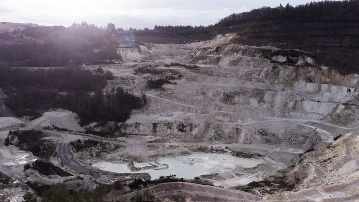 Une carrière de kaolin à Echassières (Allier), sous laquelle se trouve un gisement de lithium que l'entreprise Imerys veut exploiter, ici le 17 janvier 2024. (HASSAN AYADI / AFP)