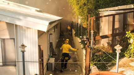 L'incendie "Skirball" s'est propagé jusqu'à certaines rues du quartier de Bel Air, le 6 décembre 2017, comme ici Linda Flora Drive. (KYLE GRILLOT / AFP)