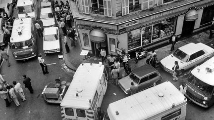 Les secours interviennent devant le restaurant Goldenberg, frapp&eacute; par un attentat, le&nbsp;9 ao&ucirc;t 1982. (JACQUES DEMARTHON / AFP)