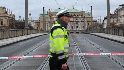 A police officer near the University of Prague (Czech Republic), December 21, 2023. (MICHAL CIZEK / AFP)