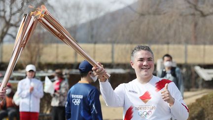 Fukushima, le 27 mars 2021. Le canadien McMichael William qui courra le troisième jour du relais de la flamme olympique pour les JO de Tokyo 2020 retardés, est chargé de cours canadien à l'Université de Fukushima, il vit dans la région depuis 2007. (MASAMINE KAWAGUCHI / YOMIURI / AFP)