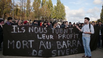 Une banderole, lors de la manifestation, dimanche 2 novembre sur la place Stalingrad &agrave; Paris. (JOEL SAGET / AFP)