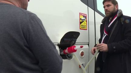 La France continue d'être frappée par la pénurie de carburant, vendredi 14 octobre.&nbsp;Certains élus prennent des initiatives pour aider les habitants.&nbsp;À&nbsp;L'Hay-les-Roses, dans le Val-de-Marne, le maire a décidé d'annuler des sorties scolaires pour distribuer le carburant à d'autres véhicules prioritaires. (FRANCE 2)