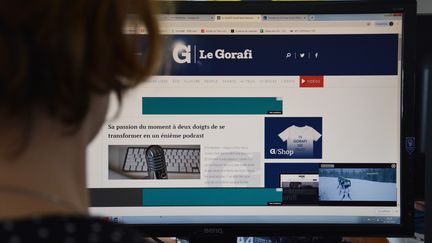 Une internaute regarde la page d'accueil du Gorafi, site parodique d'actualité. (JEAN-CHRISTOPHE BOURDILLAT / RADIO FRANCE)