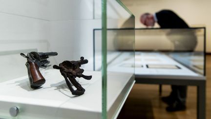 Revolver (très abîmé, à droite) avec lequel Van Gogh se serait suicidé et le même en bon état (Van Gogh Museum d'Amsterdam)
 (Robin van Lonkhuijsen / ANP / AFP)