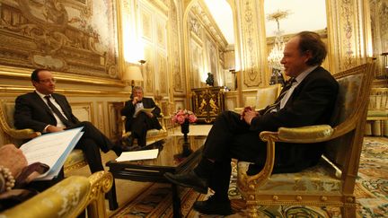 Le pr&eacute;sident du Comit&eacute; consultatif national d'&eacute;thique, Jean-Claude Ameisen (&agrave; d.), avec le pr&eacute;sident de la R&eacute;publique, Fran&ccedil;ois Hollande, &agrave; Paris le 30 novembre 2012. (DENIS ALLARD / MAXPPP)