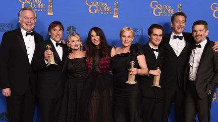 Jonathan Sehring, Richard Linklater, Cathleen Sutherland, Lorelei Linklater, Patricia Arquette, Ellar Coltrane, John Sloss, Ethan Hawke avec leur Golden Globes obtenus avec le film “Boyhood” au 72e Golden Globe Awards le 11 janvier 2015, à Beverly Hills
 (Jordan Strauss/AP/SIPA)