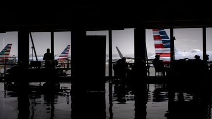 Donald Trump suspend tous les voyages depuis l'Europe vers les USA pour un mois pour endiguer l'épidémie de coronavirus (photo d'illustration, aéroport de Washington DC, le 28 janvier 2020). (BRENDAN SMIALOWSKI / AFP)