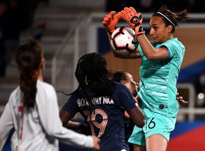 La gardienne de l'équipe de France, Sarah Bouhaddi, lors d'un match entre la France et le Japon, le 4 avril 2019 au stade de l'Abbé-Deschamps à Auxerre (Yonne). (FRANCK FIFE / AFP)