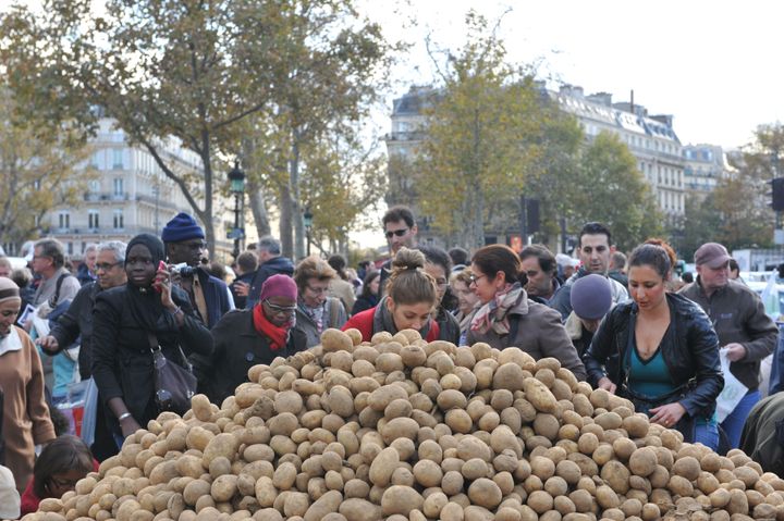 &nbsp; (Des agriculteurs ont distribué des pommes de terre et autres denrées à Paris. © Radio France / Nathanaël Charbonnier)