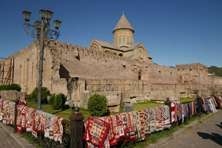 La cathédrale de Svetitskhoveli, construite à Mtskheta, se dresse au centre d’un immense ensemble fortifié, c'est un concentré d’histoire et d’art sacré géorgien. A 20 minutes de Tbilissi, avec ses 54 m de haut, cette église compte parmi les plus grandes cathédrales historiques de Géorgie (Photo Emmanuel Langlois)