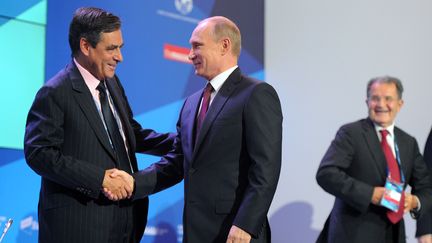 Fran&ccedil;ois Fillon (&agrave; gauche) et Vladimir Poutine (&agrave; droite), le 19 septembre 2013 &agrave; Valda&iuml; (Russie). (MICHAEL KLIMENTYEV / RIA NOVOSTI / AFP)