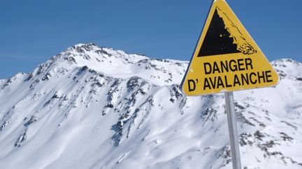 &nbsp; (Un panneau de signalisation de risque d'avalanche©MAXPPP)