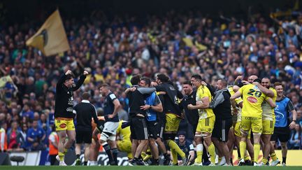 Les joueurs de La Rochelle célèbrent leur victoire en finale de Champions Cup, à l'Aviva Stadium de Dublin, le 20 mai 2023. (ANNE-CHRISTINE POUJOULAT / AFP)