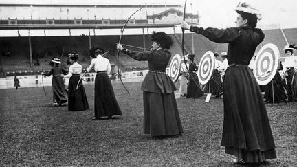 Epreuve de tir &agrave; l'arc f&eacute;minin. (HULTON ARCHIVE / GETTY IMAGES)