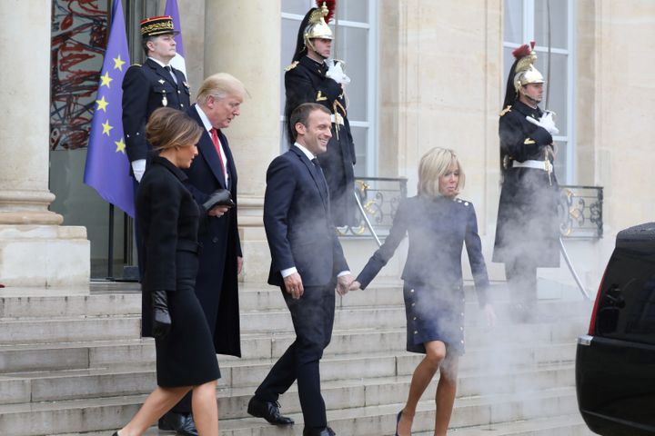 Emmanuel et Brigitte Macron avec Donald et Melania Trump, le&nbsp;10 novembre 2018, dans la cour de l'Elysée.&nbsp; (LUDOVIC MARIN / AFP)