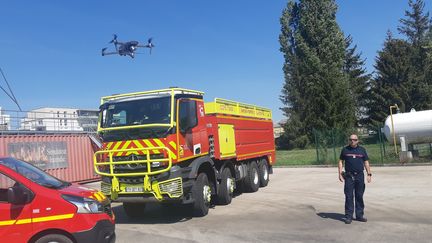 Camion CCF 13 000 des sapeurs-pompiers de Côte-d'Or, à Dijon, le 11 mai 2022.&nbsp; (ETIENNE MONIN / RADIO FRANCE)