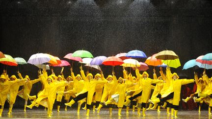 Singin’in the Rain, comédie musicale mise en scène par Robert Carsen, costumes d’Anthony Powell, Théâtre du Châtelet, Paris, 2015 – 2017.
 (Marie-Noëlle Robert / Théâtre du Châtelet)