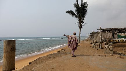 Dans le village de Doevikope, situé sur la plage de Baguida, les trois quarts des habitants ont dû abandonner leurs maisons car l'océan a recouvert les terres agricoles, le terrain de jeu de l'école et le cimetière. "La mer veut même prendre nos morts", a déploré le chef du village Togbui Dorllayi, qui vit actuellement dans un abri de fortune fait de paille et de planches, après avoir reconstruit sa maison pour la sixième fois.&nbsp; &nbsp; (LUC GNAGO / REUTERS)