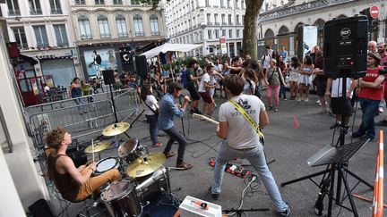 Le 21 juin est le jour qui célèbre la musique en France, comme ici à Lyon, et partout dans le monde.&nbsp; (PHOTO FRÉDÉRIC CHAMBERT / MAXPPP)