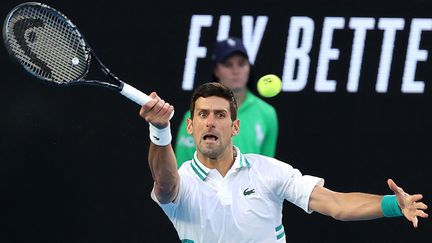 Novak Djokovic lors de la finale de l'Open d'Australie 2021 contre Daniil Medvedev, le 21 février 2021 à Melbourne (DAVID GRAY / AFP)