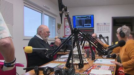 Dans la Sarthe, Radio Alpes Mancelles, une radio associative, fait l’unanimité chez les anciens. Tous les vendredis, les séniors y sont invités pour chanter des chansons de leur époque en direct.