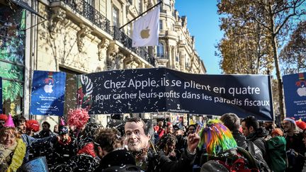 Manifestation de militants d'Attac devant le nouvel Apple Store des Champs-Elysées à Paris, le 18 novembre 2018. (STEPHANE DE SAKUTIN / AFP)