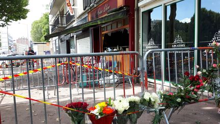 &nbsp; (Les premiers bouquets de fleurs sont déposés devant le bar le "Cuba Libre" où 13 personnes ont perdu la vie © RF/ Eric Damaggio)