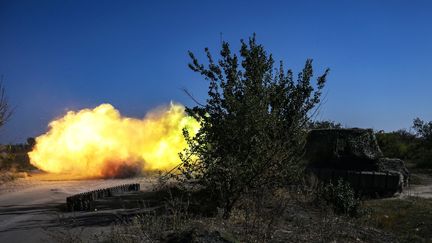 Ein Panzer der russischen Armee feuert auf Stellungen der ukrainischen Armee im Avdiika-Sektor der Oblast Donezk (Ostukraine), 28. September 2024. (EVGENY BIYATOV / SPUTNIK / SIPA)