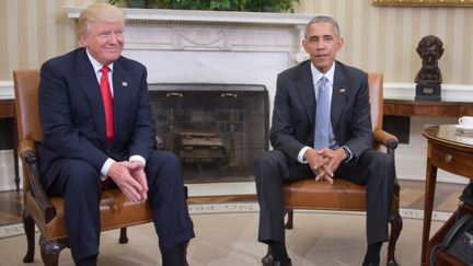 Le président élu, Donald Trump, et le président en exercice, Barack Obama, le 10 novembre 2016 à la Maison Blanche. (JIM WATSON / AFP)