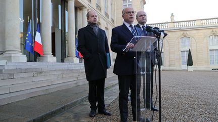  Bernard Cazeneuve, Jean-Jacques Urvoas et Bruno Le Roux, à la sortie du Conseil des ministres, samedi 10 décembre 2016. (THOMAS SAMSON / AFP)