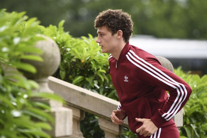 Le défenseur des Bleus Benjamin Pavard à son arrivée à Clairefontaine (Yvelines) avant la préparation à la Coupe du monde, le 4 juin 2018. (FRANCK FIFE / AFP)